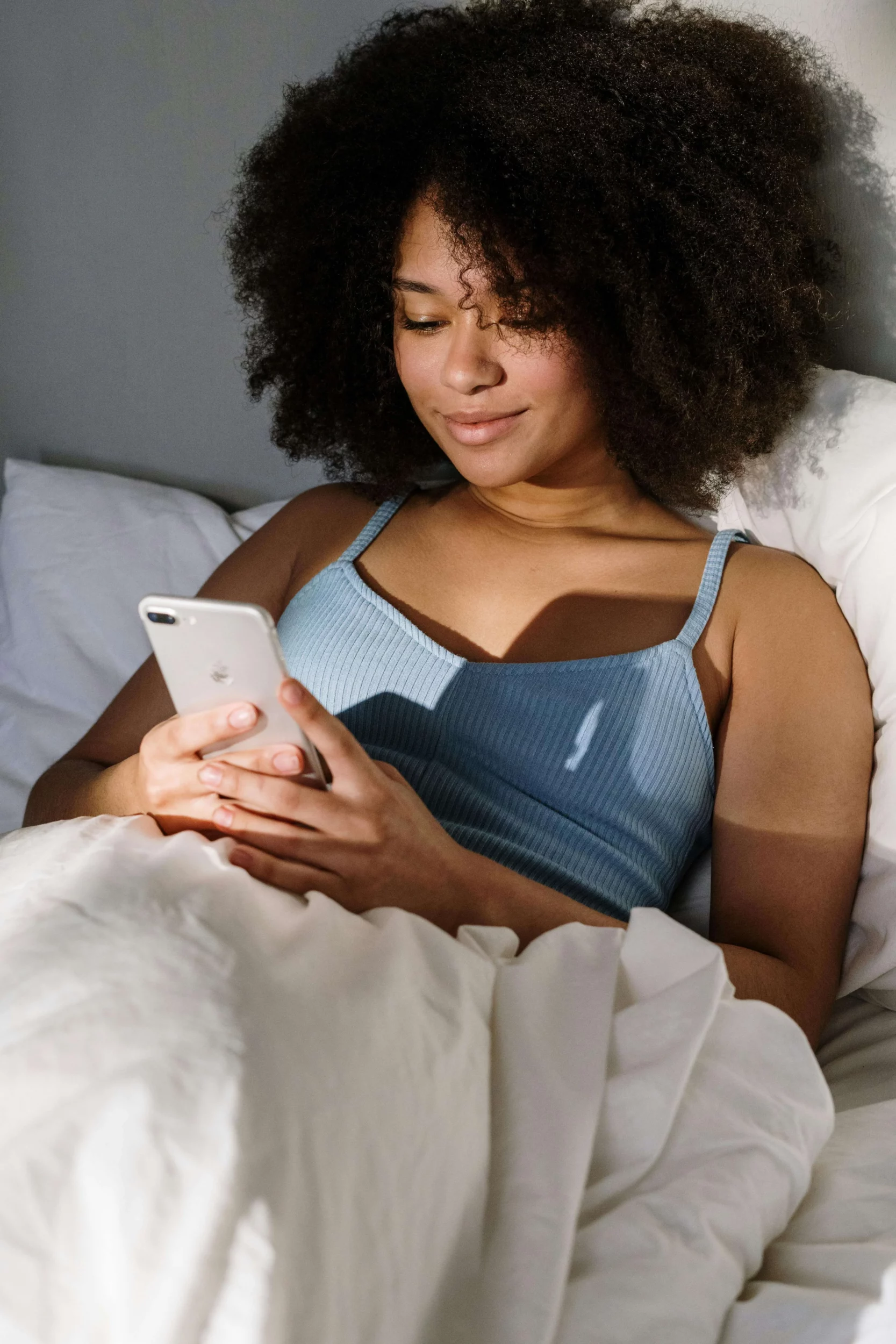 Persoon in bed die via mobiel een contactformulier van Capasbed invult.